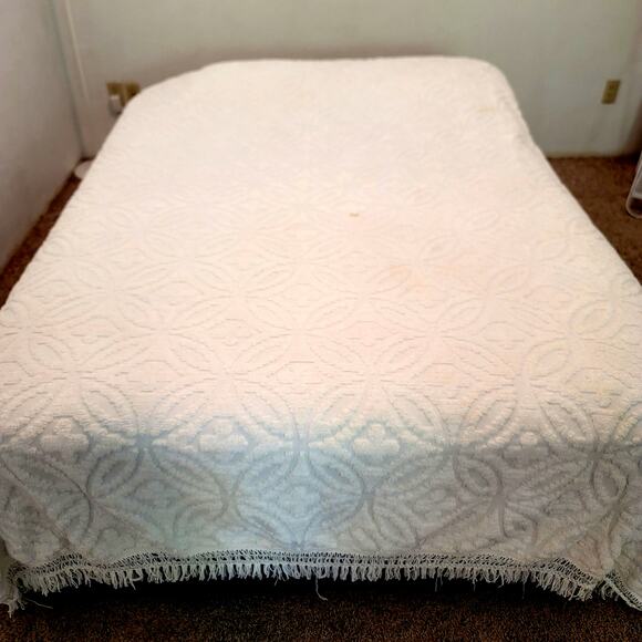 VINTAGE Queen White Cotton Chenille fringed blanket Rounded hem 100" x 92" - Picture 1 of 11